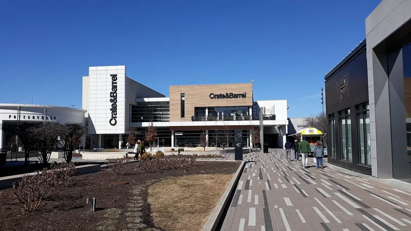 Oakbrook Center shopping district in Chicago