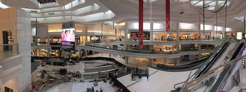 Woodfield Mall shopping district in Chicago